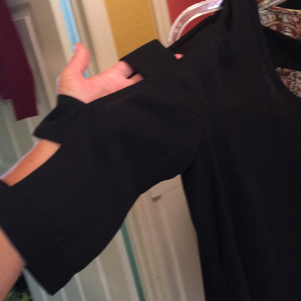 Cut out sleeve cold shoulder scoop